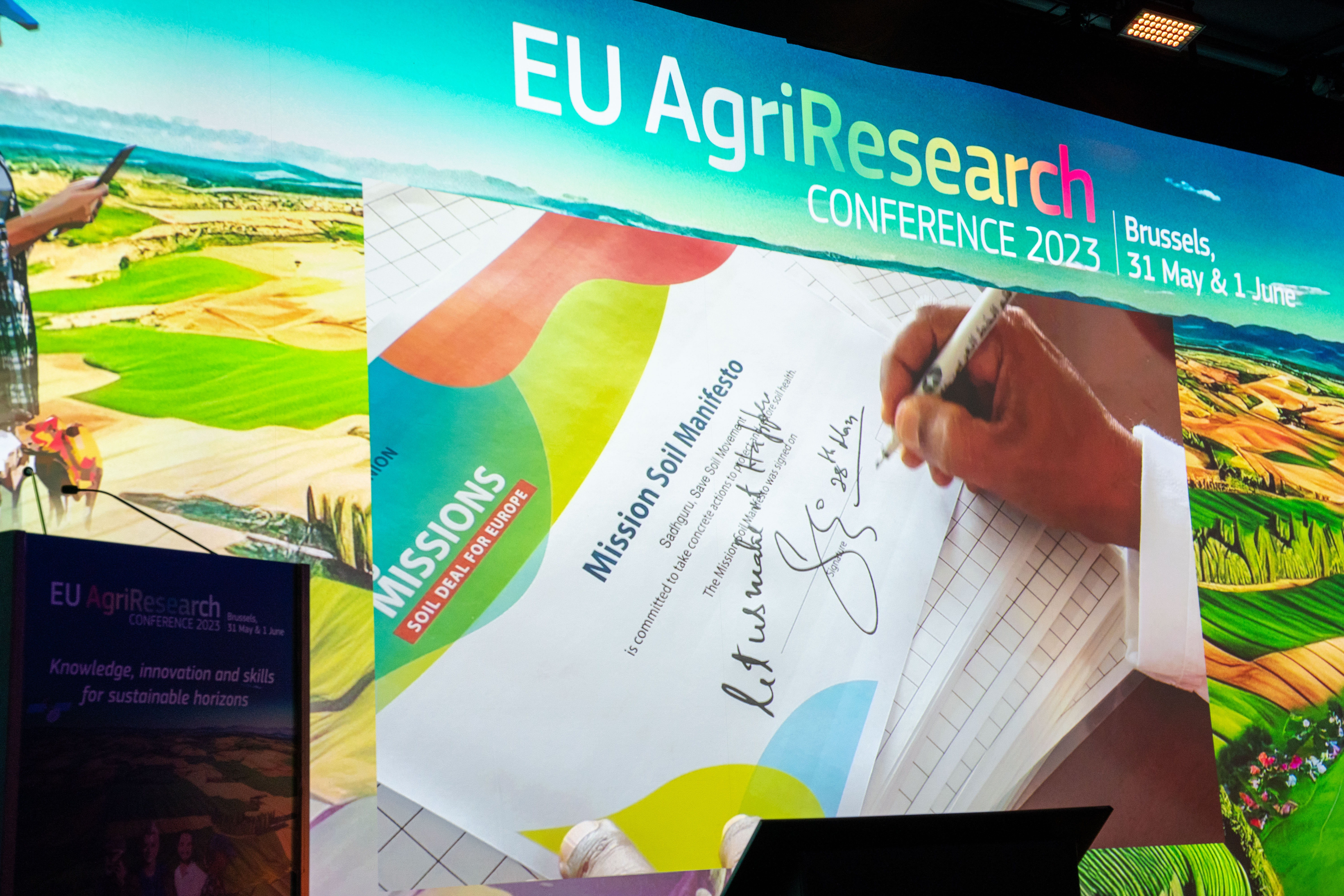 Sadhguru signing the Mission Soil Manifesto – 2023 EU AgriResearch Conference