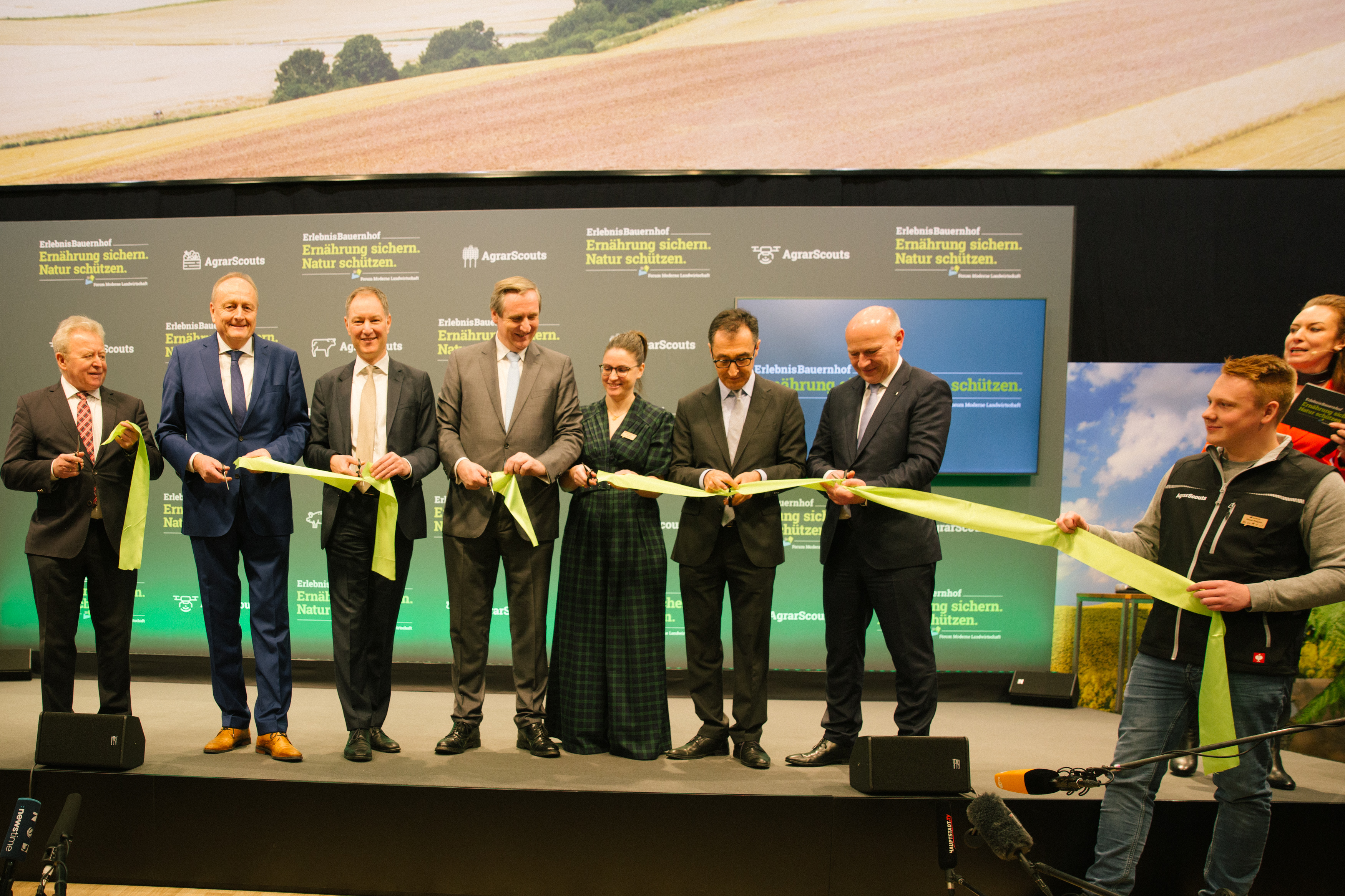 Commissioner for Agriculture Janusz Wojciechowski cutting the ribbon at the official opening ceremony of the “Grüne Woche” trade fair 