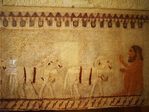 Vyrezávaný bas-reliéf v kameňi predstavujúci 2 ovce a ľudský post.