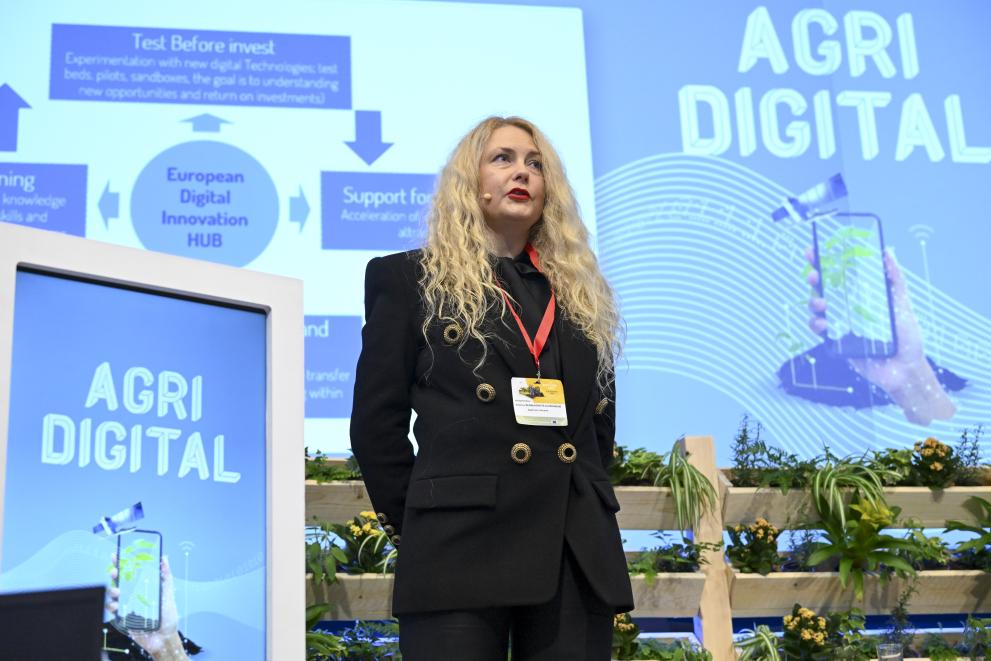 Kristina Šermukšnytė-Alešiūnienė presenting at Agri-Digital Conference